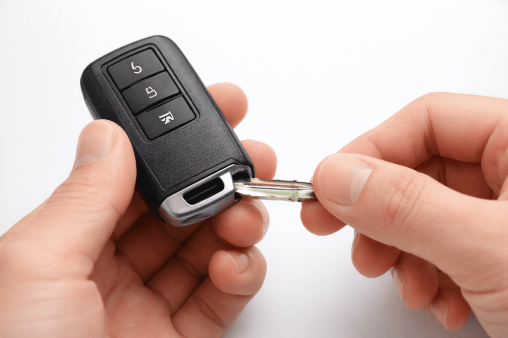 メカニカルキーでのドア解錠と内蔵キーの取り出し方