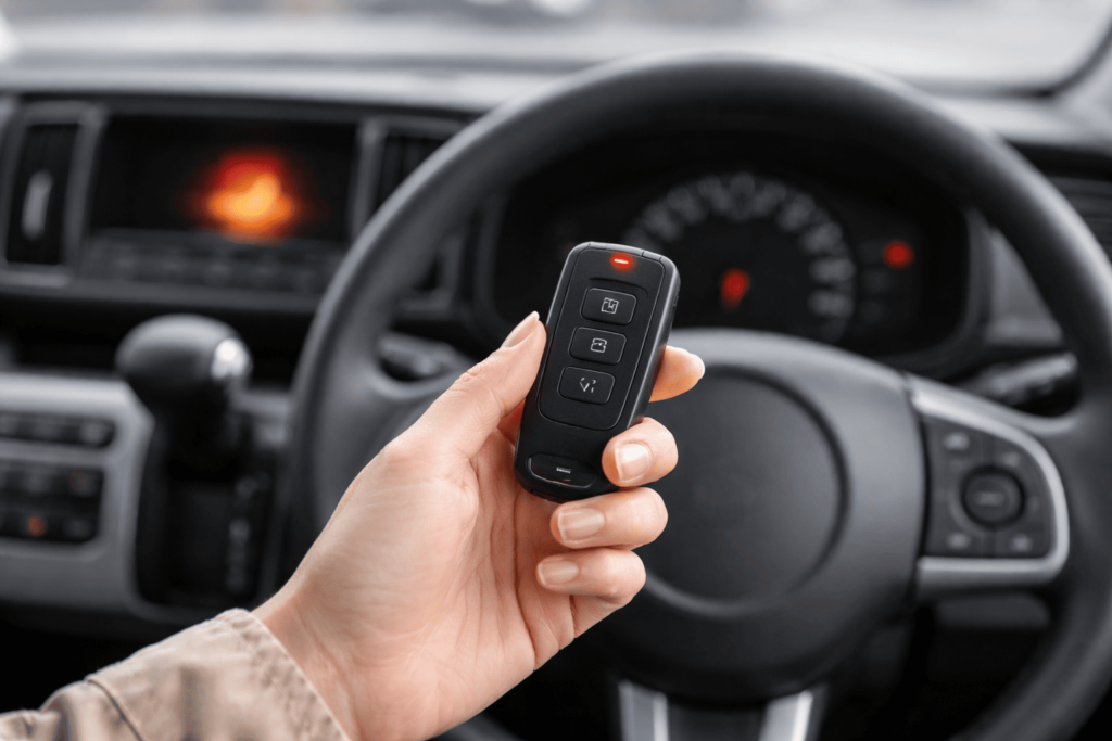 車内のメーター周辺とスマートキーのLED（赤い光が弱く電池消耗を示すイメージ）