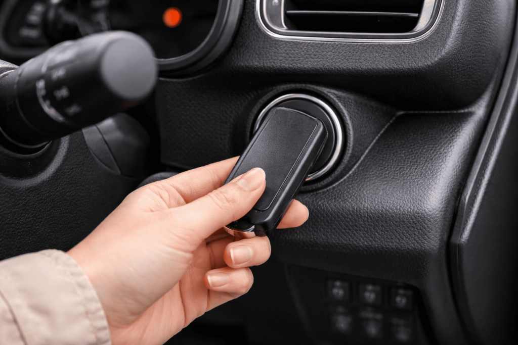 スマートキー本体をスタートボタンに密着させて緊急始動する手元のアップ