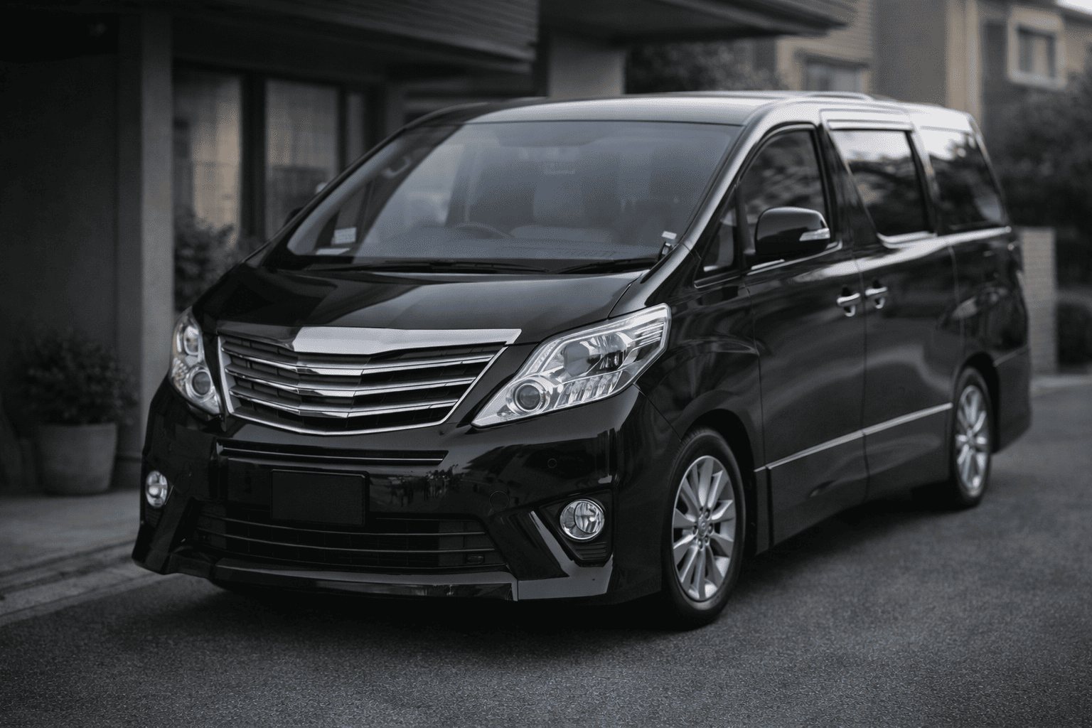高級感のある大型ミニバン風車両を落ち着いた環境で撮影した、自動車メンテナンス記事向けのアイキャッチ画像