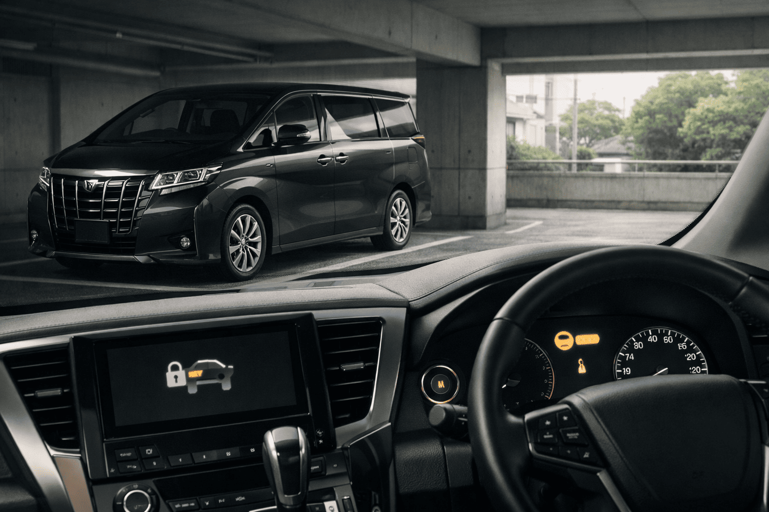 日本の駐車スペースに停車した高級ミニバン風車両が、イモビライザー認証トラブルでエンジン始動できない緊張感を漂わせている導入イメージ