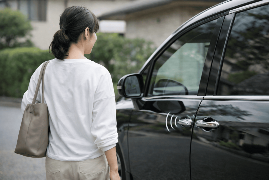 バッグから鍵を出さずに車へ近づく女性がスマート機能の便利さを体感しているイメージ