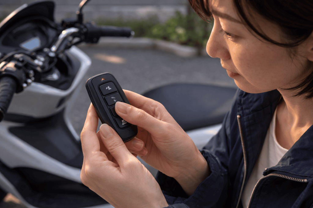 反応しないスマートキーの電池切れを確認する手元の様子