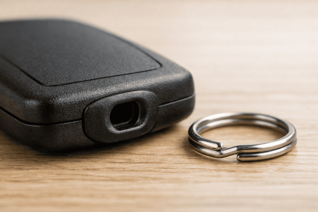 厚みのあるスマートキーの小さく深いストラップホールと、通しにくい二重リングの関係が分かるクローズアップ写真