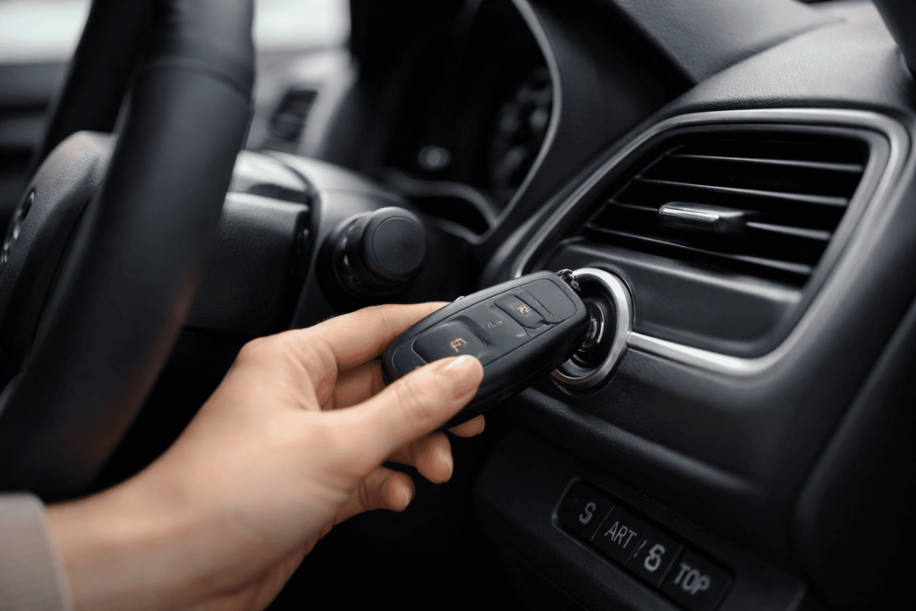 スマートキーをスタートボタンに直接押し当てて始動を試みる様子