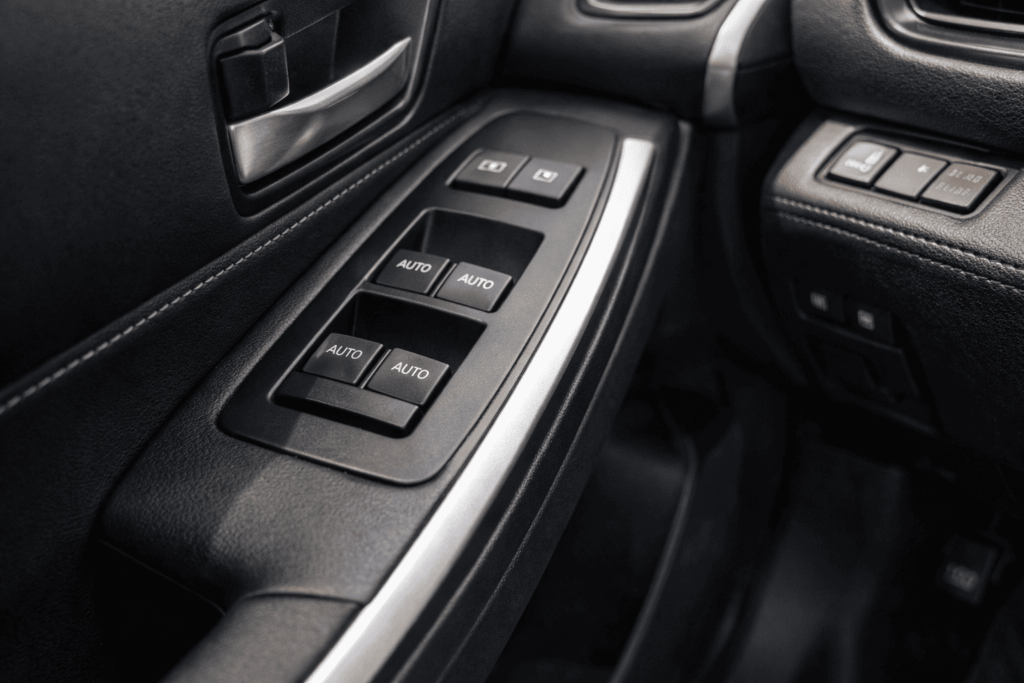 車内のパワーウィンドウスイッチ周辺を写し、車種ごとの装備差確認を表したイメージ